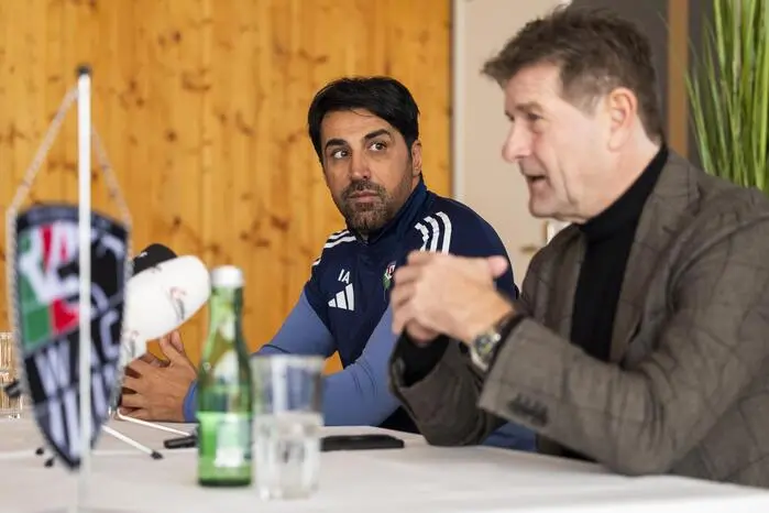 ABD0117_20251113 - WOLFSBERG - ÖSTERREICH: Isamil Atalan (RZ Pellets WAC) und Präsident Dietmar Riegler (RZ Pellets WAC) bei der Pressekonferenz anlässlich der Vorstellung von Ismail Atalan als neuer WAC-Trainer am Donnerstag, 13. November 2025, in Wolfsberg. - FOTO: APA/WOLFGANG JANNACH
