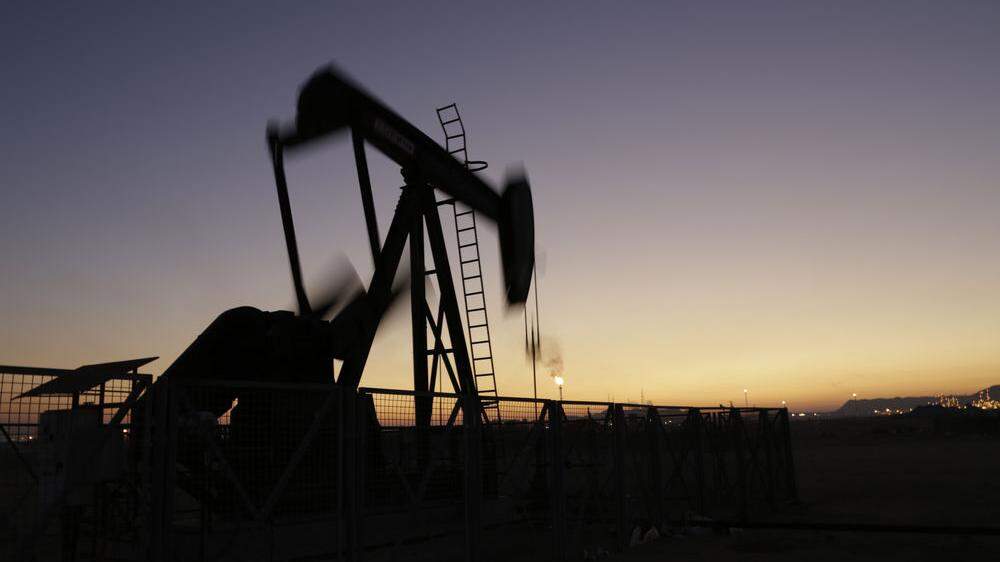 Im Iran soll ein neues gigantisches Ölfeld entdeckt worden sein (Symbolbild)
