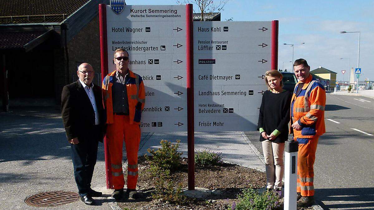 Bürgermeister Horst Schröttner (l.) freut sich über die neue Gestaltung des Ortsleitsystems