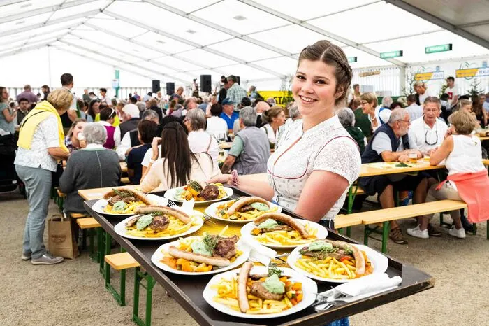 Zu Mittag gab's Köstlichkeiten rund um das Ennstal-Lamm. Ebenso konnten die Besucher des Almlammfestes den ganzen Tag über kulinarische Schmankerl der Ennstaler Bäuerinnen genießen