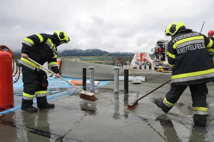 Nach eineinhalb Stunden konnten die 22 Feuerwehrmänner und Feuerwehrfrauen den Einsatz beenden und wieder ins Rüsthaus einrücken.