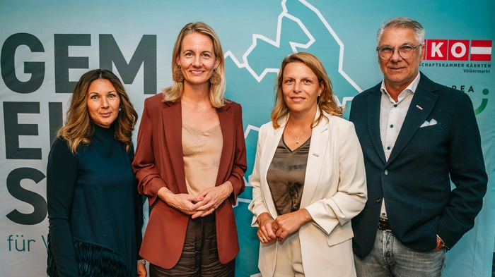 Vier Personen stehen nebeneinander