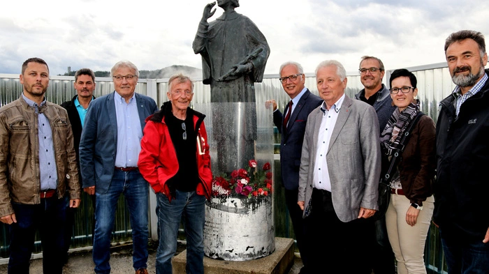 Zur Präsentation der Kunstinstallation "Rosen über Gräben - Vrtnice nad jarki" kamen zahlreiche Ehrengäste wie Reinhart Rohr, Erster Präsident des Kärntner Landtages und die Bürgermeister Stefan Visotschnig und Rudolf Skorjanz.