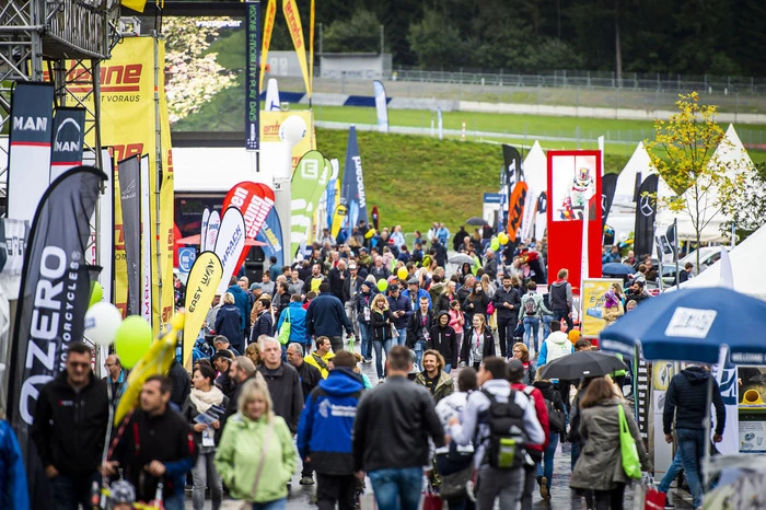 Und auch am Sonntag können am Red-Bull-Ring E-Autos und E-Bikes Probe gefahren und Innovationen der Luftfahrt bestaunt werden. Selbst Drohnen dürfen die Besucher testen.