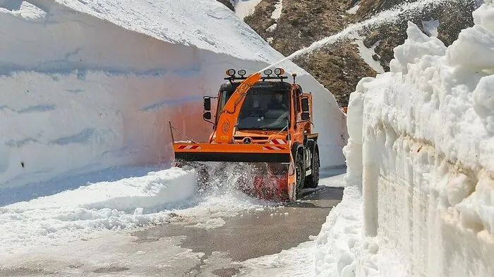 In einigen Kehren lag der Schnee noch meterhoch auf der Straße