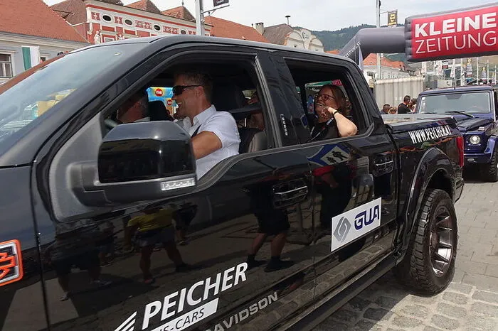 Und los geht es mit dem prominenten Chauffeur Armin Assinger.