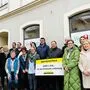 Beteiligte der Stadtgemeinde, vom Vinzimarkt und den Schulen bei der Spendenübergabe 