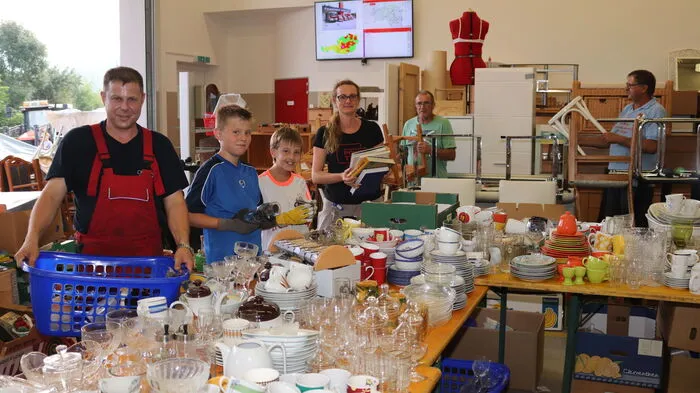 Klicken Sie sich durch die Fotos von den Vorbereitungsarbeiten für den Fetzenmarkt der FF Köppling (Gemeinde Söding-St. Johann) am 1. September um 7 Uhr.