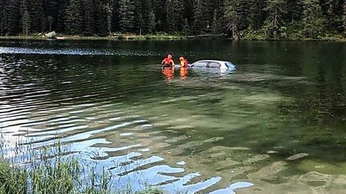 Das Auto wurde mit einer Winde aus dem See gezogen