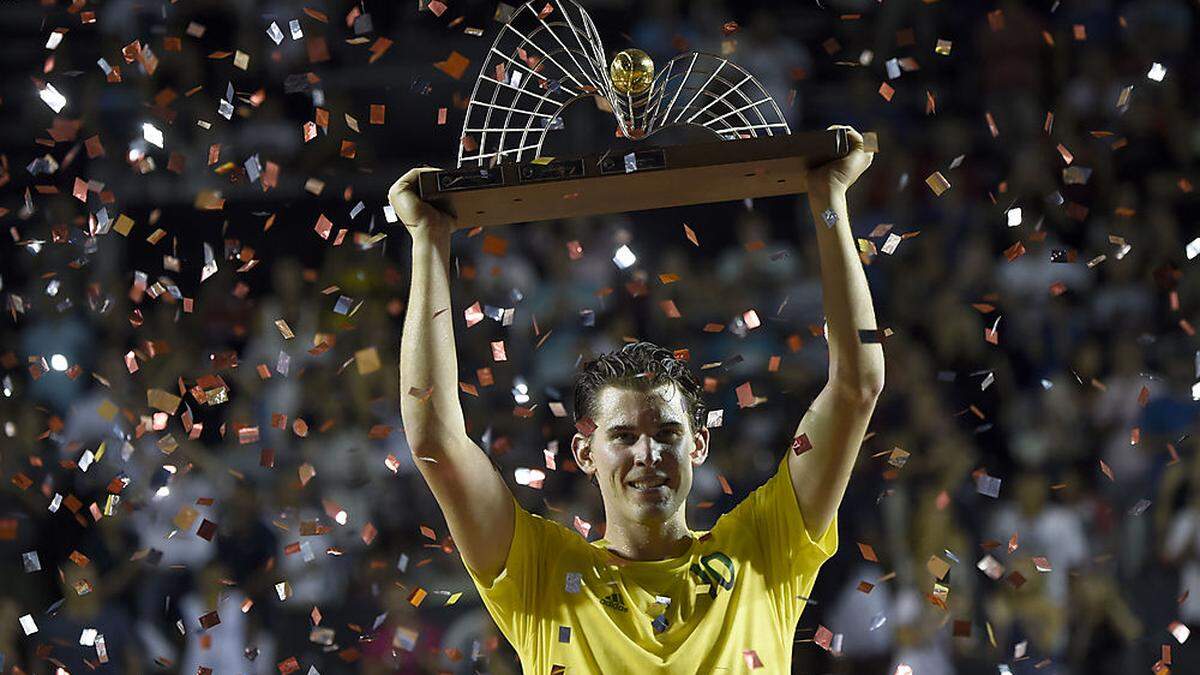 Dominic Thiem mit seiner Trophäe