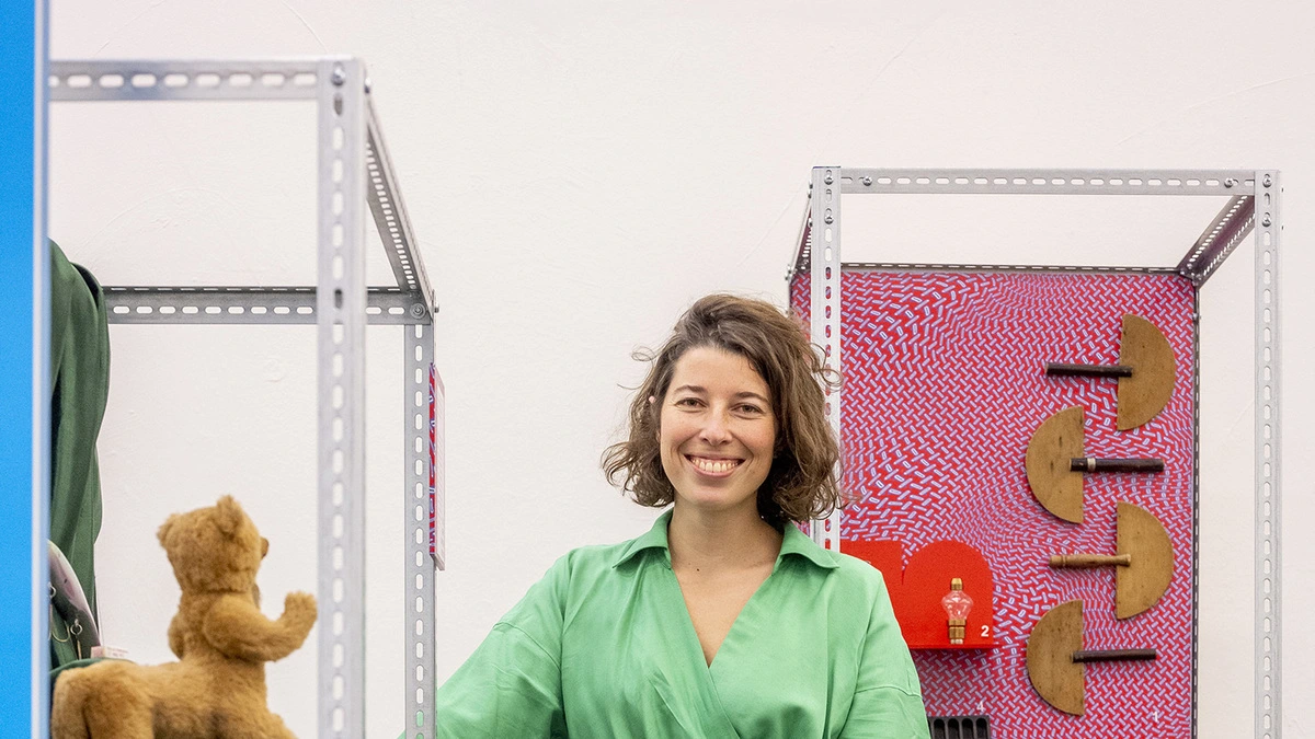 Johanna Pichlbauer mit ihren auf willhaben erstandenen Objekten auf der Vienna Design Week - jetzt nimmt sie sie mit ins Forum Stadtpark