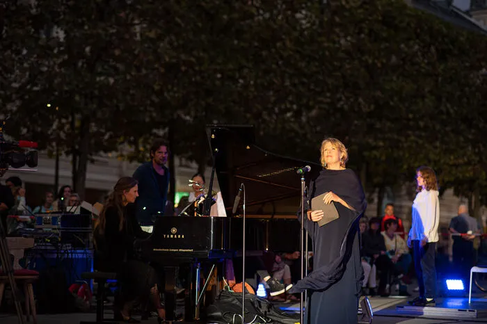 Bei der knapp einstündigen Eröffnung des "Projektes Null" in Klagenfurt rund um den fiktiven Dialog der beiden musikbegeisterten Kärntner Schriftsteller Bachmann und Jonke interpretierte Mezzosopranistin Bernarda Fink Lieder von Schubert und Mahler.