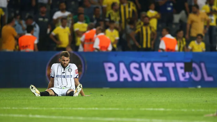 ... verabschiedet sich nach einem 1:1 gegen Fenerbahce Istanbul aus der Europa League.