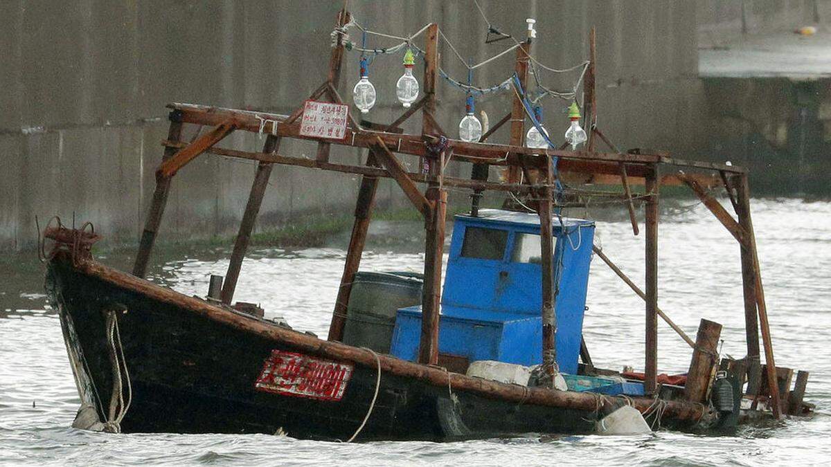 Dutzende nordkoreanische Fischerboote treiben jedes Jahr nach Japan.