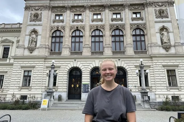 Noemi Philadelphy (19) Nestelbach bei Graz – seit 2021 GrazStudium: Germanistik, GeschichteStammlokal: PosauneNebenjob: Kinderreitlehrerin im Sommer, im Dezember am GlühweinstandMonatsbudget: 300 Euro – ohne MieteWohnung: Zu zweit mit bester Freundin, von den Eltern bezahltBerufswunsch: Etwas mit Sprachen oder Pferden.Wo ich leben will: Irgendwo am Land