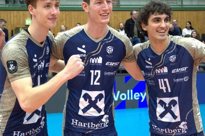Schlussendlich können sich die Österreicher aber durch einen bärenstarken Tobis Willimek, der allein 19 Punkte für sein Team holte, und Hampus Ekstrand (16 Punkte und zum Spieler des Matches gewählt), gegen die Finnen des AKAA Volley mit 3:1 nach rund 120 intensiven Spielminuten durchsetzen.