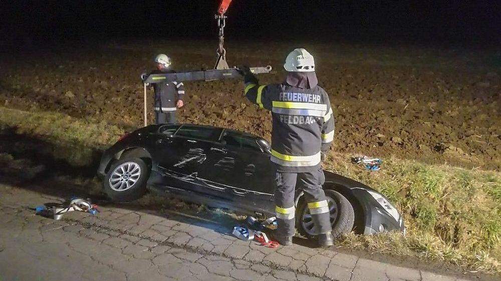 Die Feuerwehr Gnas zog das Unfallauto aus dem Graben