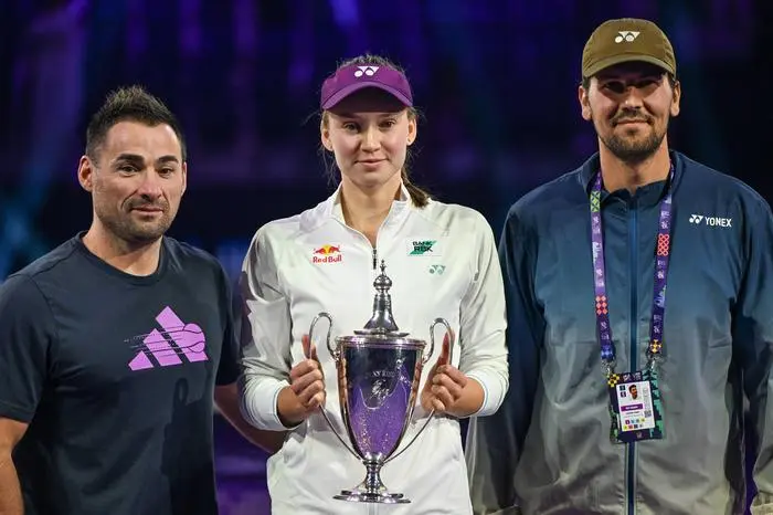 WTA, Tennis Damen Finals 2025 - Final Singles RIYADH, SAUDI ARABIA NOVEMBER 8, 2025: Elena Rybakina of Kazakhstan poses with physio Stefan Duell and coach Stefano Vukov after the trophy ceremony following the singles final on Day 8 of the 2025 WTA Finals, part of the Hologic WTA Tour, at King Saud University Indoor Arena in Riyadh, Saudi Arabia. Riyadh Saudi Arabia PUBLICATIONxNOTxINxFRA Copyright: xSTRx originalFilename:str-wtafinal251108_np0fW.jpg