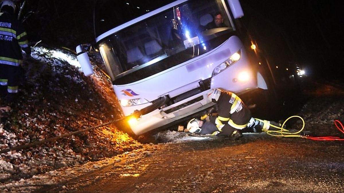 Aufwendige Bergung des Autobusses