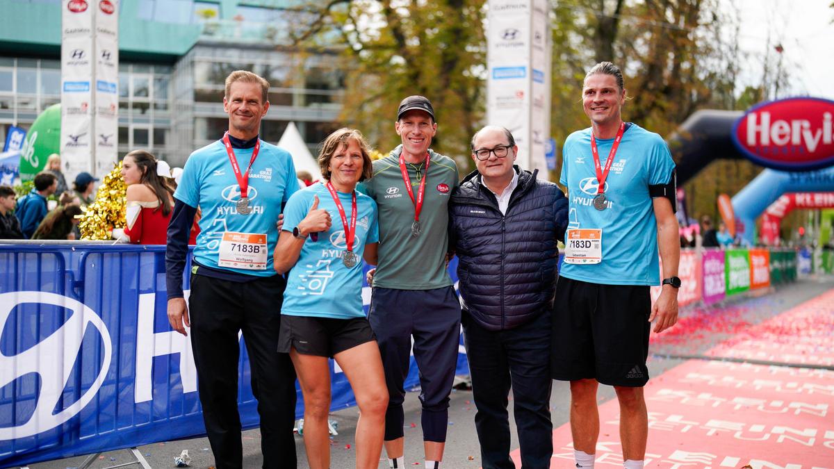 Sebastian Prödl und Peter Herzog mit ihrer Staffel 