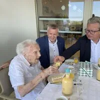 Prost: Erika Strohrigel stieß mit Landeshauptmann Christopher Drexler auf ihren 107. Geburtstag an
