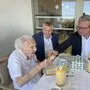 Prost: Erika Strohrigel stieß auch mit Landeshauptmann Christopher Drexler auf ihren 107. Geburtstag an 