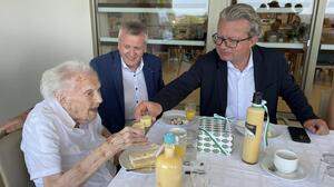 Prost: Erika Strohrigel stieß mit Landeshauptmann Christopher Drexler auf ihren 107. Geburtstag an 