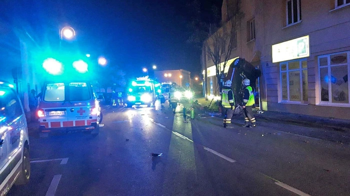 Zu einem aufsehenerregenden Unfall ist es in der Nacht auf Mittwoch in Traiskirchen gekommen. Ein 17-Jähriger war alkoholisiert mit seinem Auto senkrecht zwischen einem Baum und einer Hausfassade zum Stehen gekommen.