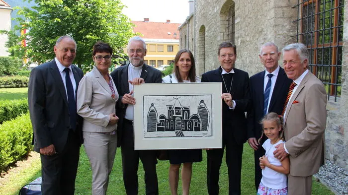 Mit einem herzlichen Fest des Miteinanders und der Begegnung feierte die Caritas Kärnten in Friesach ihr 95-Jahr-Jubiläum. Diakonie-Rektor Hubert Stotter (5. von links) stellte sich mit einem Bild eines Künstlers der Diakonie de La Tour als Geschenk ein. Außerdem gratulierten Friesachs Bürgermeister Josef Kronlechner (von links) und Sozialreferentin Beate Prettner Caritasdirektor Josef Marketz und der kaufmännischen Geschäftsführerin Marion Fercher. Von rechts am Bild: Landtagsabgeordneter Herbert Gaggl und der frühere Caritasdirektor Viktor Omelko.
