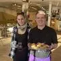 Darinka Zimmermann und Lebenshilfe-Klient Michael Tirner verwöhnen Gäste im Tee-Caf´é „Lebens’gfühl“ in der Spittaler Bahnhofstraße 