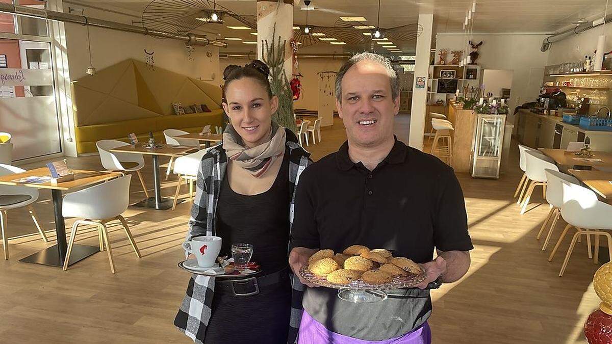 Darinka Zimmermann und Lebenshilfe-Klient Michael Tirner verwöhnen Gäste im Tee-Caf´é „Lebens’gfühl“ in der Spittaler Bahnhofstraße 