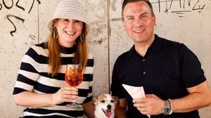 Katharina und Tim Raue gemeinsam mit "Patchwork-Hund" Shirley (er gehört eigentlich Raues Ex-Frau Marie-Anne) beim Frankowitsch in Graz