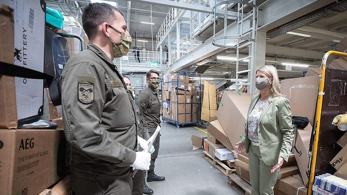 Ministerin Klaudia Tanner besuchte Soldaten im Verteilzentrum Hagenbrunn