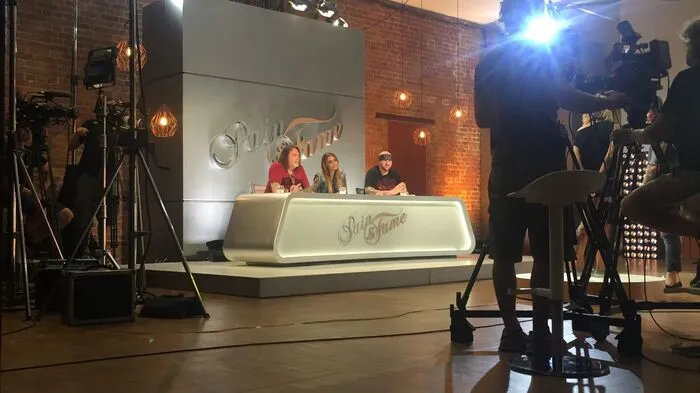 Am Set der Sixx-Show "Pain & Fame" packte spontan auch Jurymitglied Mario Barth die Nadel aus ...