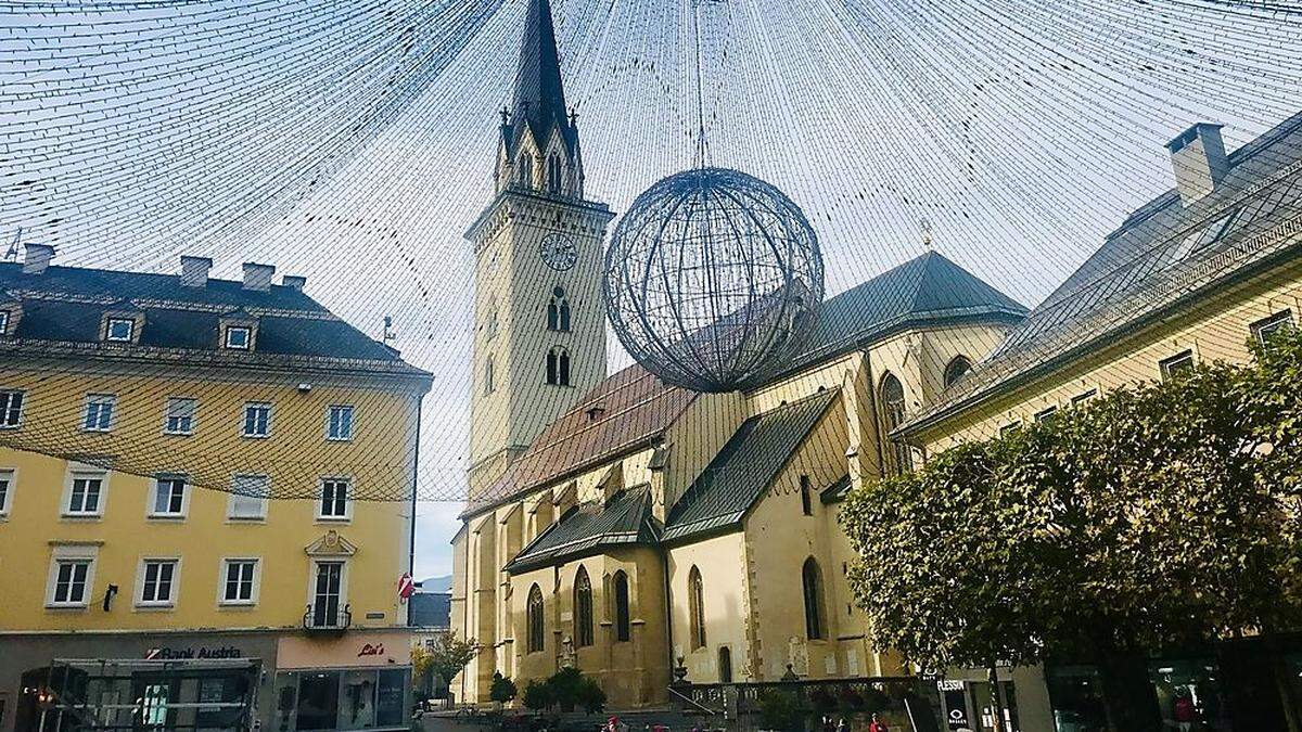 Der Baldachin über dem Villacher Rathausplatz