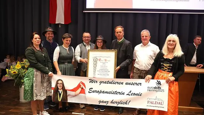 Die Euro-Skills-Gewinnerin Leonie Tieber wurde in ihrer Heimatgemeinde Paldau kürzlich feierlich geehrt. Von der Gemeinde wurde ihr der Ehrenring in Gold überreicht