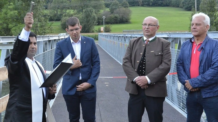 Pfarrer Vijaya Madanu segnete den neuen Penker Steg im Beisein von Landesrat Martin Gruber, Vizebürgermeister Hans Paul Unterweger und Bürgermeister Kurt Felicetti ...