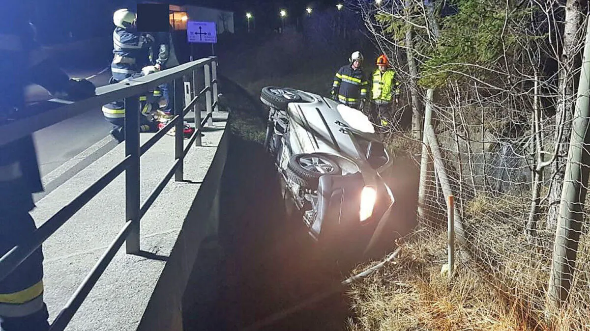Das Fahrzeug kam auf der Fahrerseite zum Liegen