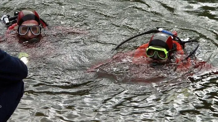 Einsatztaucher im Wasser