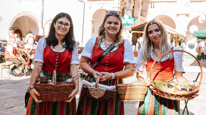 Gegen 10 Uhr am Samstagvormittag trifft man schon die ein oder anderen Besucher in Tracht
