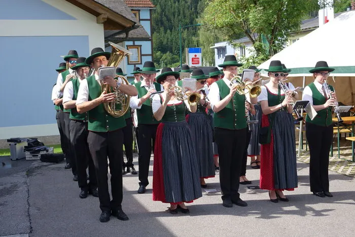 Die Marktmusikkapelle Thörl mit Obfrau Gerlinde Bajzek und Kapellmeister Robert Strecher spielte auf und sorgte für den musikalischen Rahmen.