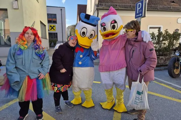 Die Klientinnen und Klienten der Tageswerkstätte Sonnenwald waren in Partystimmung