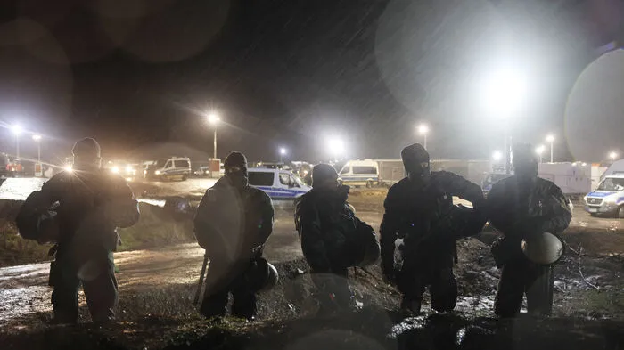 Hunderte Polizisten haben am Mittwoch beim Braunkohleort Lützerath im deutschen Bundesland Nordrhein-Westfalen in Bewegung mit der Räumung des Ortes begonnen