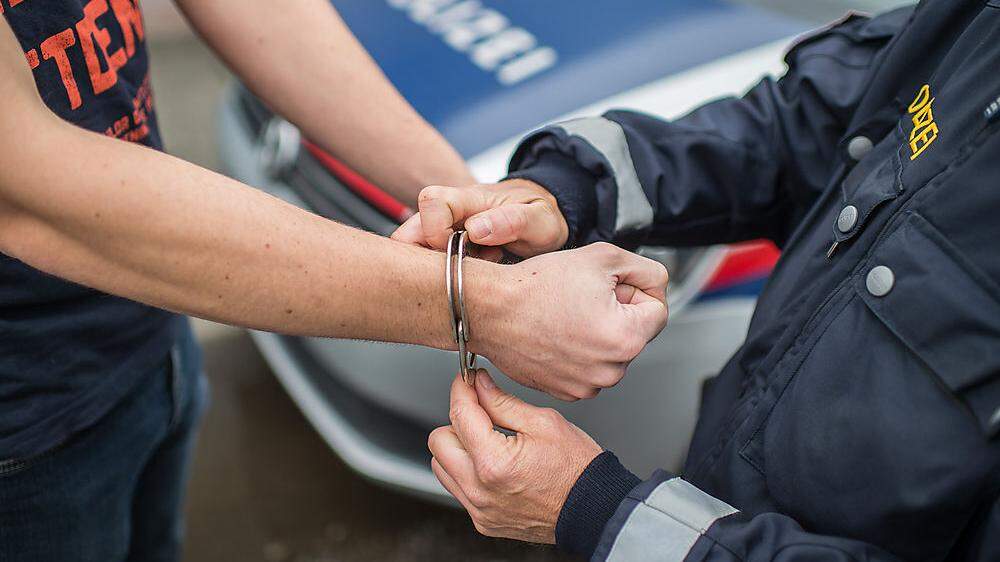 Ein 17-jähriger Rumäne und ein 20-jähriger Tschetschene wurden festgenommen (Symbolbild)