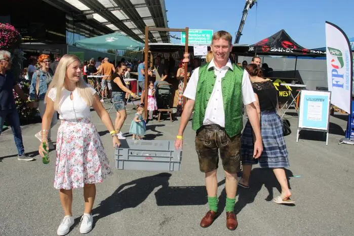 Bürgermeister Günter Jantscher packte da gleich selbst mit an.