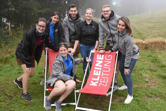 Das Team versorgt die Musikfans mit Getränken.