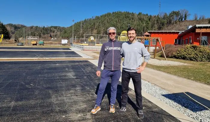 Gerd Hösele und sein Sohn Yannick Pfaffen beim Bau des Padel-Zentrums im März 2026