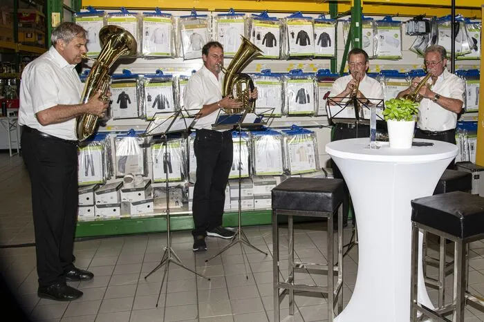 Nach der Übernahme von sieben AGM-Märkten im Mai des Vorjahres erfolgte nun somit auch die nach außen sichtbare Integration in die METRO Welt. Das Rebranding wird „Store by Store“ umgesetzt, beginnend mit Hartberg, heißt es von dem Unternehmen.