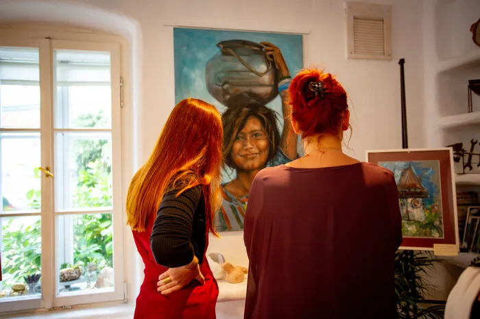 Die Gäste bestaunten die Kunstwerke von Schatzmayr. Diese wird jeden Montag um 17.15 Uhr einen Unterricht in der Stadtwerkstatt abhalten.
