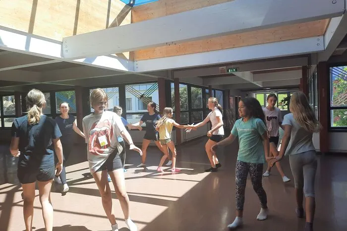 Tanzgruppe studiert die Choreografie ein...